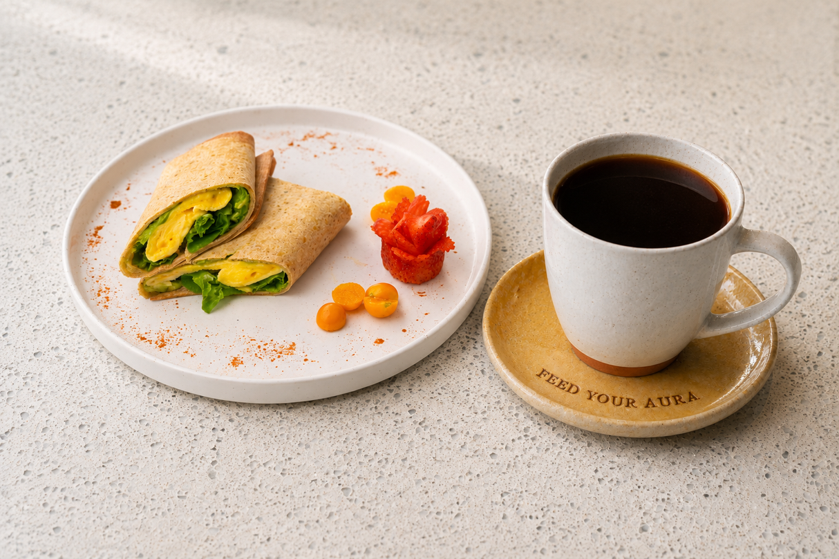 WRAP DE HUEVO Y AGUACATE + CAFÉ NEGRO