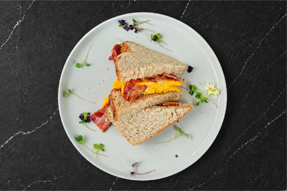 SANDWICH HUEVO Y TOCINETA