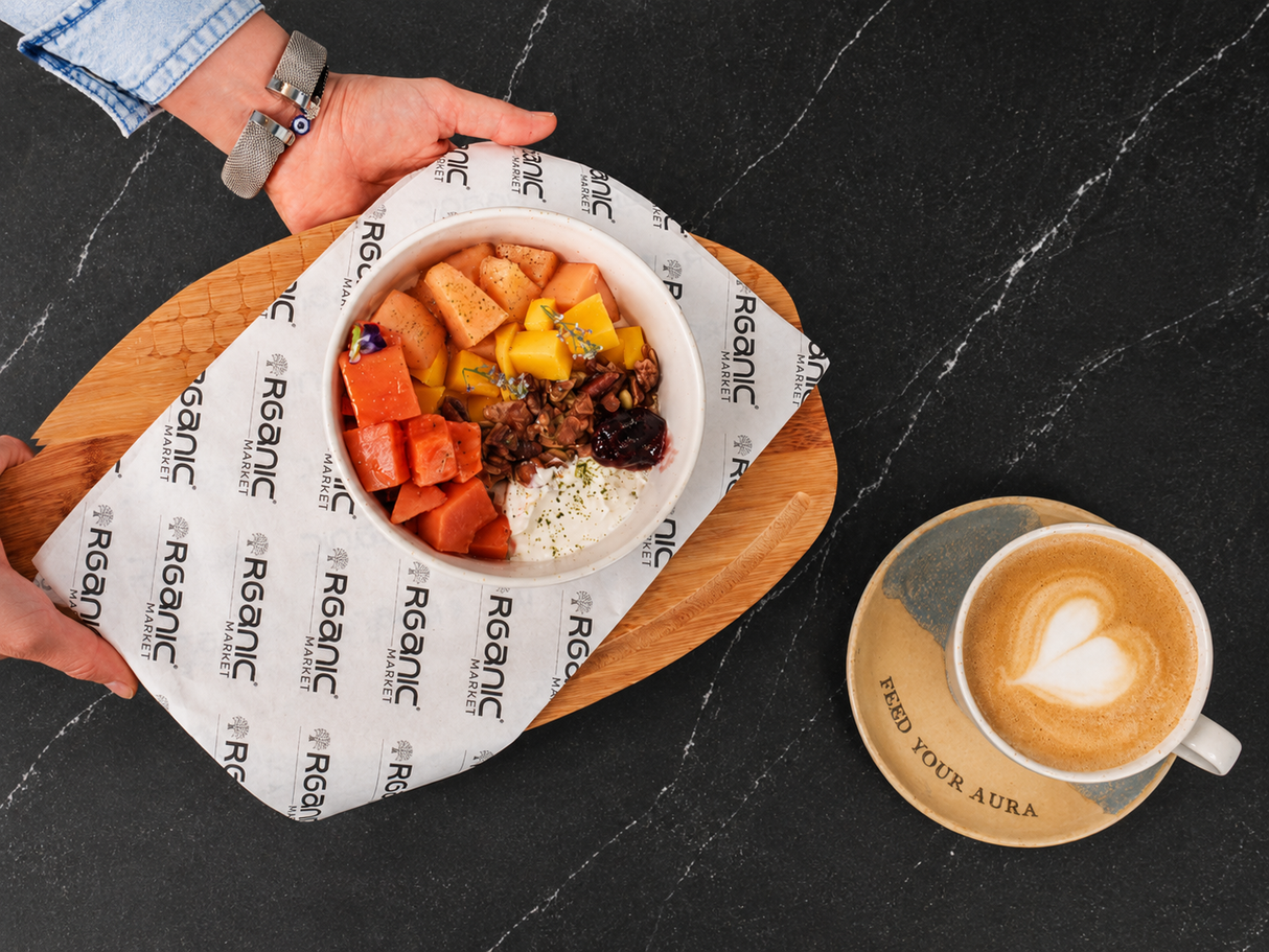 YOGURT DE FRUTAS Y GRANOLA + BEBIDA